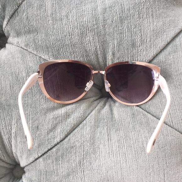 Jessica Simpson sunglasses - Picture 2 of 4